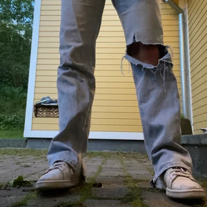 Slitna jeans - Säljer dessa supersnygga jeans från weekday. Dem passar mig som vanligtvis bär s. 