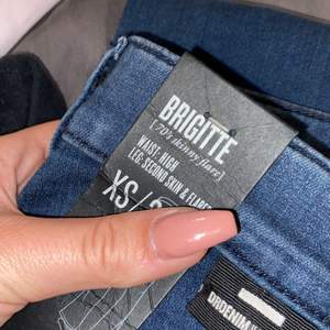 Helt nya jeans från dr denim. ”Flare” (lite bredare än bootcut). Stretchiga, hög midja. Aldrig använda.☺️ Nypris låg på 500.