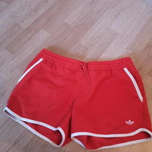 Adidas shorts strl M - Supersköna och i fint skick. Passar mig som har 38-40 i byxor. 