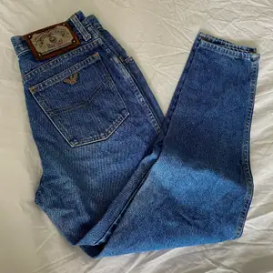 Armani jeans som tyvärr blivit för små men annars var sparsamt använda och är i top kvalite (lite raka i modellen och lägger sig extremt fint över kroppen)