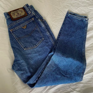 Vintage Armani jeans - Armani jeans som tyvärr blivit för små men annars var sparsamt använda och är i top kvalite (lite raka i modellen och lägger sig extremt fint över kroppen)