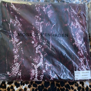 sjal - Aldrig använd, style no :Adine SS004, color: Bordeaux.Den är oskadad och är i originalfolien