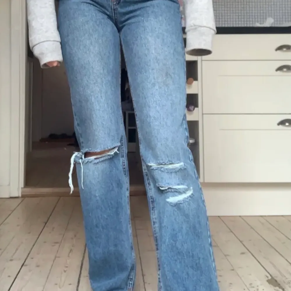 Världens snyggaste jeans från pull and bear med hål på knäna och slits ⭐️💕 Lånade bilder, skriv för egna! . Jeans & Byxor.