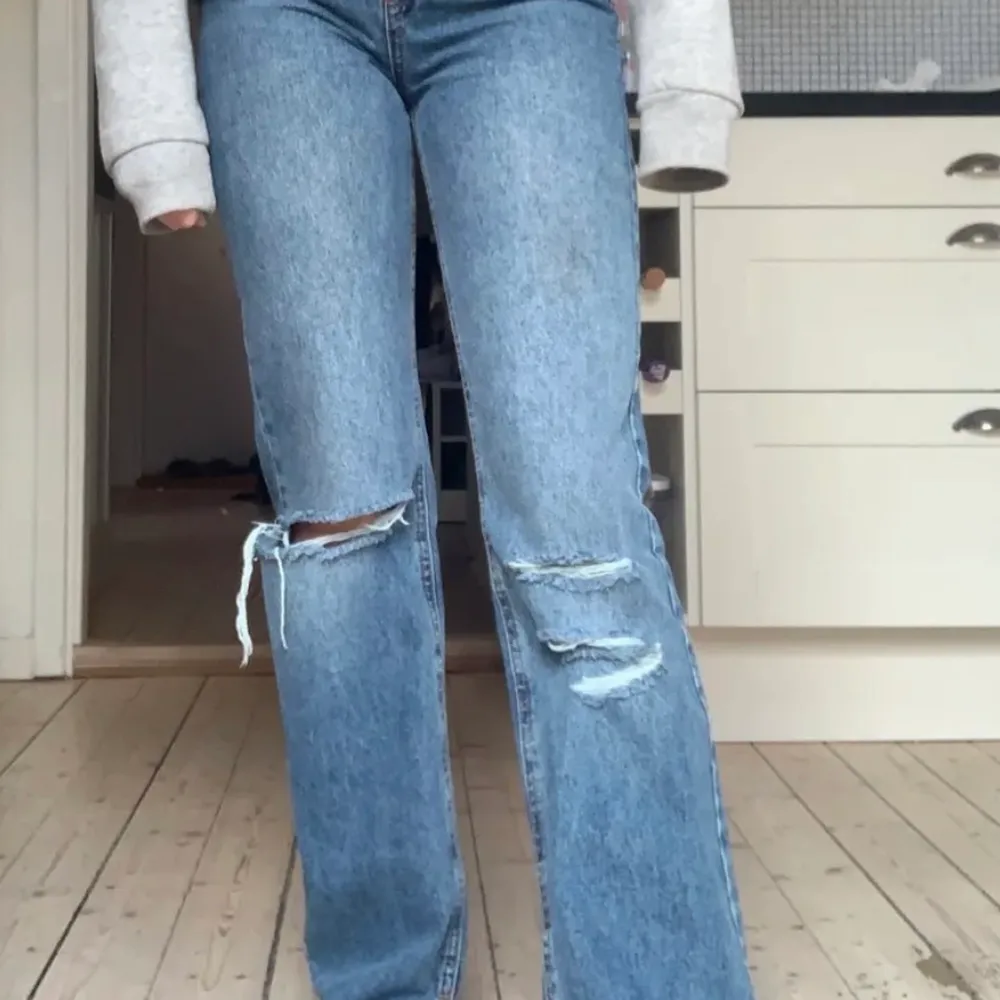 Världens snyggaste jeans från pull and bear med hål på knäna och slits ⭐️💕 Lånade bilder, skriv för egna! . Jeans & Byxor.