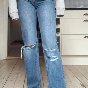 Världens snyggaste jeans från pull and bear med hål på knäna och slits ⭐️💕 Lånade bilder, skriv för egna! 