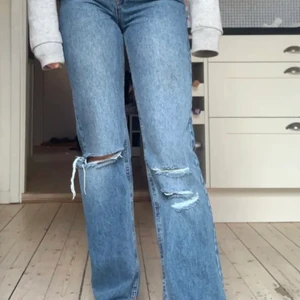 Jeans med slits  - Världens snyggaste jeans från pull and bear med hål på knäna och slits ⭐️💕 Lånade bilder, skriv för egna! 