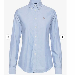 Oanvänd Skjorta från Ralph lauren  - Skjorta från Ralph lauren som endast har hängt i garderoben på grund av att den är för stor för mig så den är oanvänd. Slim fit, Oxford shirt storlek 4 (stor 34 så passar storlek 36) Köpt för 999kr Säljer för 150kr. Köpare står för eventuell frakt. Vid intresse kan fler bilder skickas.