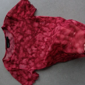 Genomskilnig t skirt - Fint genomskilnig t skirt med lite volang vid arm och höft