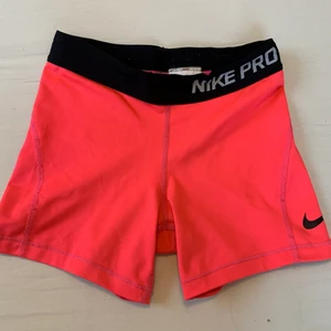 Nike PRO tränigsshorts - Rosa Nike PRO träningsshorts som knappt är använda! Stl m i barnstorlek, men skulle säga att dom passar xs-s. Säljer pga ingen användning av dom.