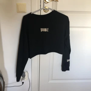 Magtröja - Långarmäd magtröja som passar storlek S,XS,XXS,M. Främst Stolek S. Aldrig använd. Står Double på framsidan och längst ner ärmarna. Säljer för 40kr+frakt.