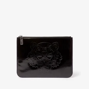 Kenzo clutch  - Snygg kenzo clutch med blå detaljer på insidan