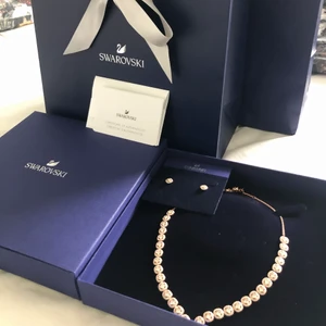 Swarovski - Nytt set, halsband och örhängen swarovski. Finns i Norsborg, Stockholm. 
