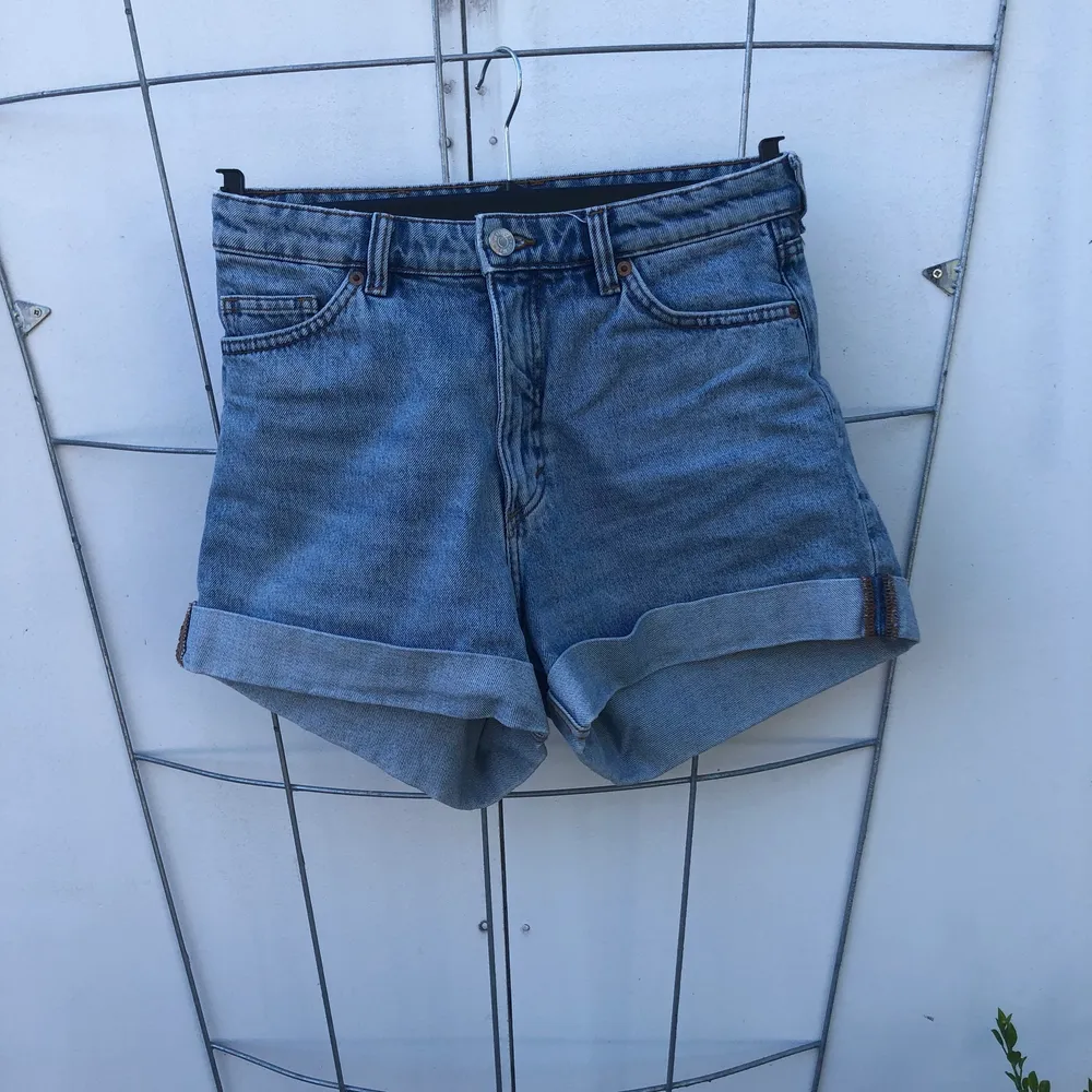 Jeansshorts från Monki, storlek 27 (men stora i storleken). Shorts.