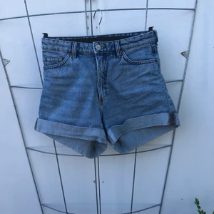 Jeansshorts från Monki! - Jeansshorts från Monki, storlek 27 (men stora i storleken)