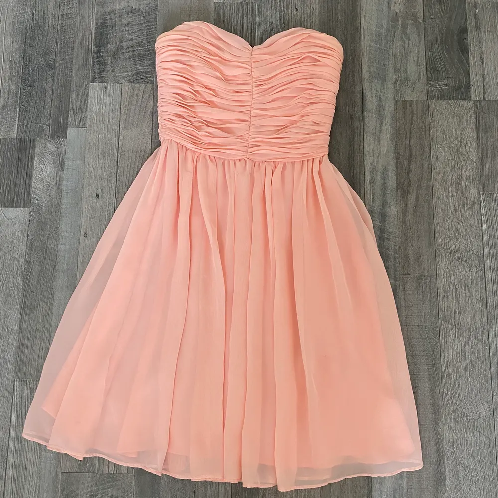 Description: Light pink short coral dress Size: 34  Material: 100 % polyester  Condition: Good/New. Klänningar.