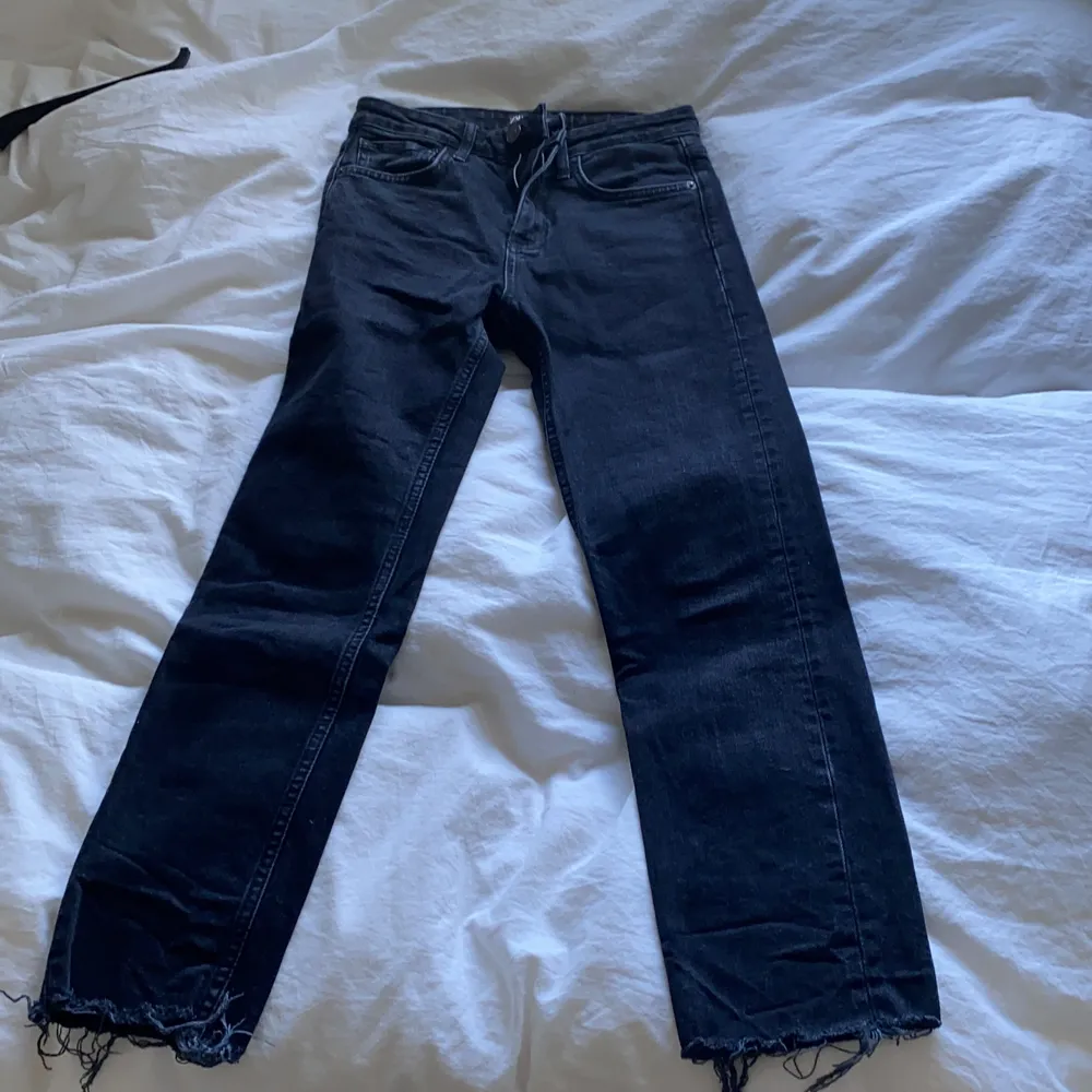 Svarta urtvättade jeans från zara med slitningar längst ned, sitter även fint baktill, jag som är på bilden så om du har fler frågor om passform så hör av dig🖤✨. Jeans & Byxor.