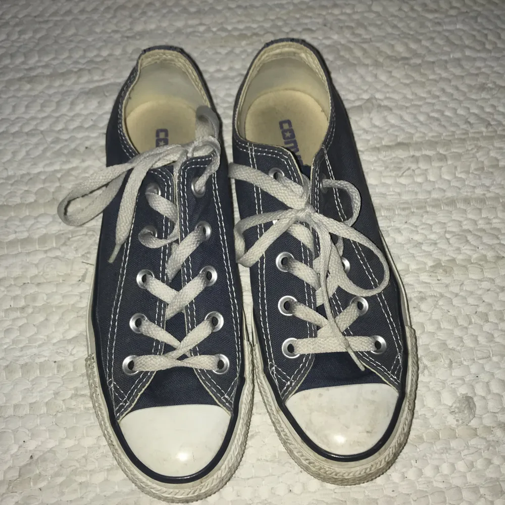 converse i väldigt fint skick, enbart lite smuts som lätt går bort. Passar både strl 36/37 originalpris: 479. Skor.