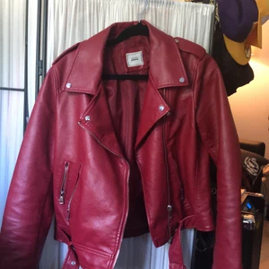 Biker jacka röd - Mörk röd bikerjacka med snygga detaljer. Köpte på pimkie och aldrig kommit till så mycket användning därav säljer jag den. Skick: 10/10. Pris: 150kr + frakt. Kan annars mötas upp i Lund/Malmö.