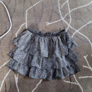 Kjol HM XS - Vänligen läs noga innan du köper. Inköpt från HM i storlek XS. Den har resår i midja över halva kjolen. Köparen står för all eventuell fraktkostnad. Betalning sker innan vara skickas eller vid överlämning. Endast swish. 