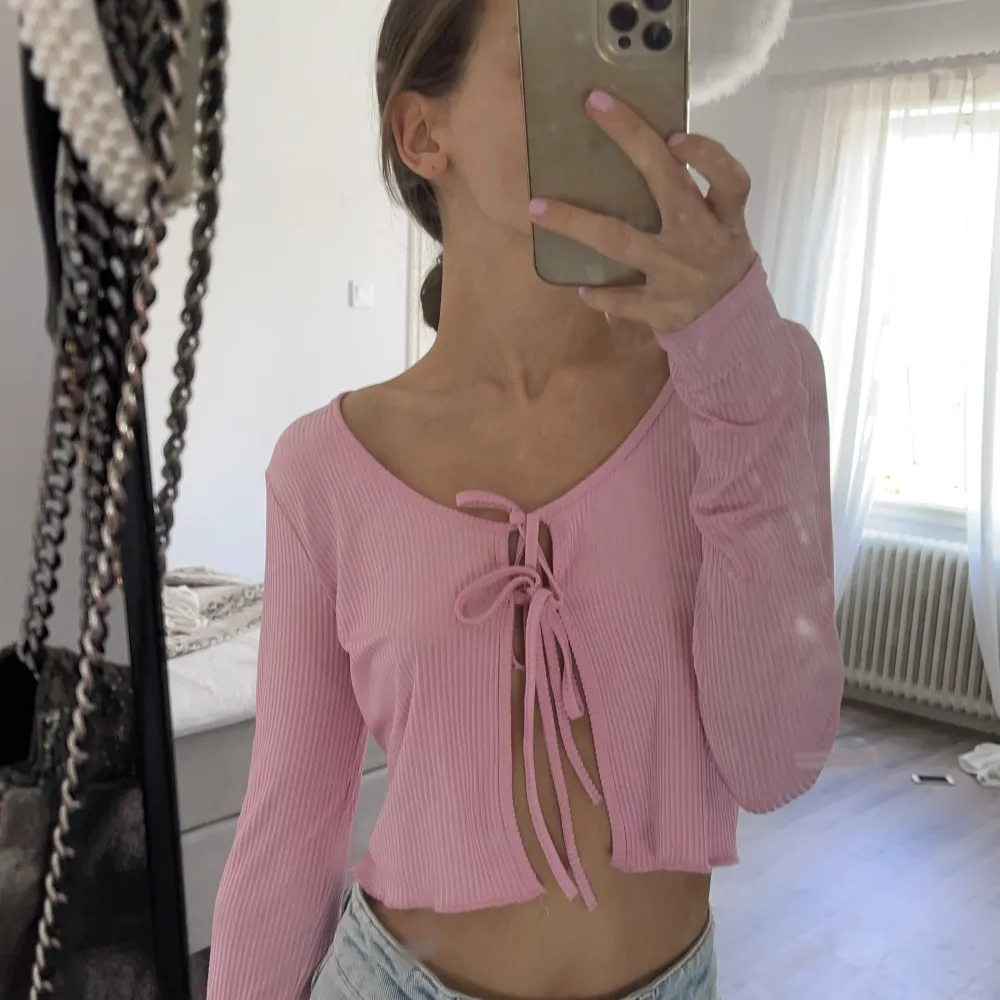 Säljer denna slutsålda cardigan ifrån Chiquelle! Super skönt stretchigt material! Den är mer glitter rosa i verkligheten. Köparen står för frakt. Toppar.