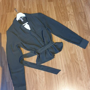 Jacka från H&M - Oanvänd jacka från H&M i storlek 34. Materialet är som en tunn kappa och fungerar perfekt under sommarkvällarna. Köparen står för frakten. 