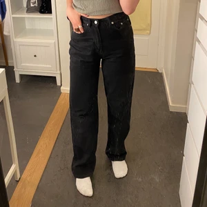 Svarta raka jeans  - Super snygga jeans ifrån NAKD💗 Endast använda en gång! Strl 34 och det finns två av dem! Priset ligger på 100 kr men om fler blir intresserade är det bud som gäller. 