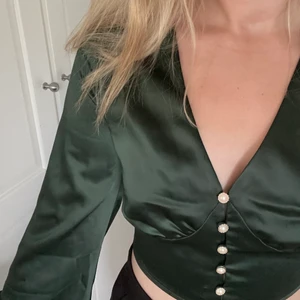 Grön blus/topp - Säljer denna super fina blusen/toppen som är helt oanvänd (etiketten är kvar). Köparen står för frakten❣️