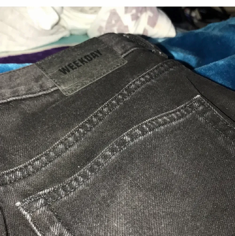 Fina jeans från weekday har används ca:3 gånger, nypris:300 säljer den för 150kr kunden står för frakten!!. Jeans & Byxor.