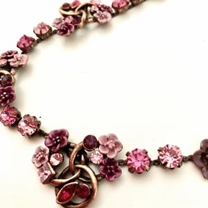 Halsband  - Roseguld , blommor med glittrande stenar . Så fint ! Längd 47 cm , nickelfria. Köpt från ZR , nypris 399kr