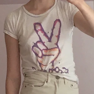 Converse t-shirt - Converse T-shirt med färgat tryck. Den köptes i USA för flera år sedan därför passar den xs - m, apropå hur man vill att den ska sitta. Kan mötas upp eller frakta, men då står köparen för frakten.