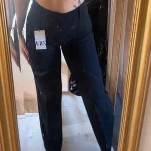 Kostym byxor  - Använda 2 gånger säljer pga att dom är en aning försmå för mig🤍sitter riktigt snyggt, hitta inte på Zaras hemsida men nypris 400kr köp direkt för 300kr💗eller buda från 200kr