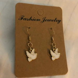 🕊 Duv-Örhängen  - 🕊 Duv-Örhängen, frakt: 14kr 🕊  * Alla örhängen går även att göras till halsband för 15kr billigare⚡️ 💜TILLFÄLLIGT: köp 2 par örhängen och få ett tredje par gratis!!💜