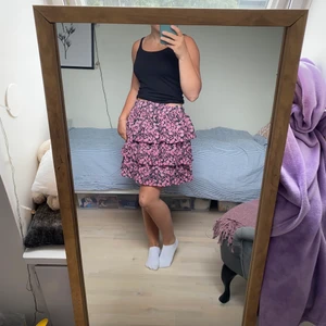 Kjol - Superball kjol. Fina volangen som gör kjolen unik och ett väldigt häftigt mönster. Använd ett fåtal gånger och är i superbra skick. Den är i barnstorlek men skulle säga att kjolen är xs-s. Älskar verkligen den här kjolen men får tyvärr ingen användning av den