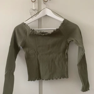 Militärgrön tröja från Gina! - En fin tröja från Gina men armar som händer på sidan av armarna. Använd fåtal gånger därför oxå väldigt fint skick!!