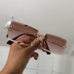 Solglasögon  - Skit fina solglasögon, som tyvärr inte kommer till användning. Frakt betalas av köparen xx 