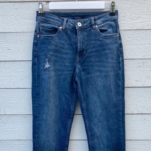 ”Slitna” jeans - Snygga och medvetet slitna jeans från H&Ms Divided. 