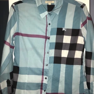 Burberry skjorta - En fin burberry skjorta som jag tyvärr växt ur. Det står 3xl men antar att det är barnstorlek och passar mer som S och möjligtvis M. Inga fläckar eller andra deffekter. Pris kan diskuteras