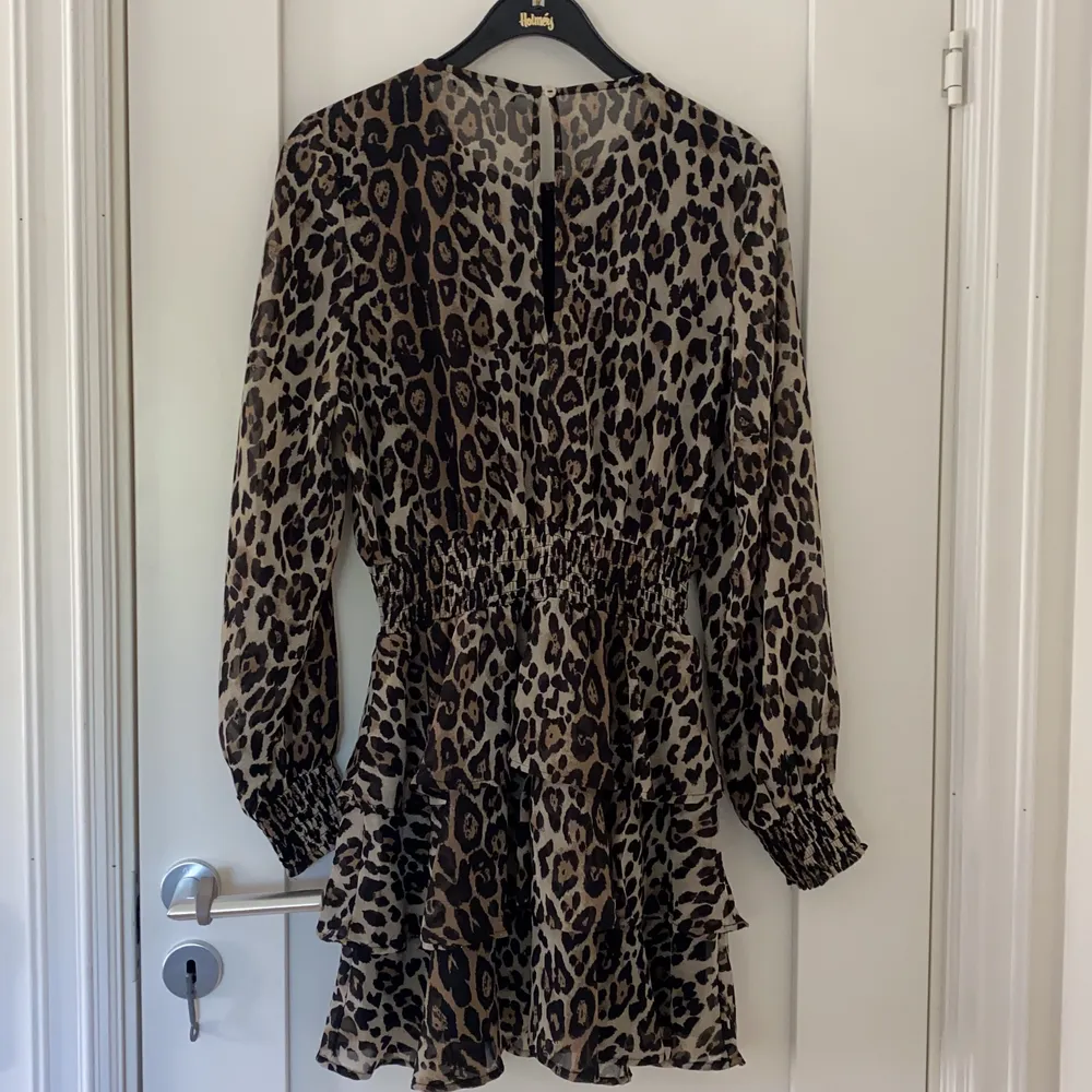 Supersnygg leopardmönstrad klänning från Gina Tricot. Klänningen har resår runt midjan samt runt ärmarnas slut. Klänningen är i bra skick. . Klänningar.