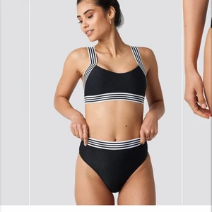 Bikini - Slutsåld bikini från NAKD x Hannalicious!! Storlek S i båda överdelen och underdelen! Endast använd 1 gång och då provade jag den endast! Nypris 199 per del!! Säljer för 200+frakt🥰