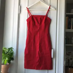 Röd tajt klänning med rak urringning och bakre slits. Använd 2-3 gånger, ingen etikett så vet inte märke.  •Storlek: S •Färg: Klar röd 