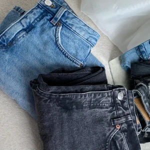 byxor - säljer favoriterna från monki! i minsta storleken så skulle säga en XS. Går att köpa en av dem men även båda två och då blir priset såklart lägre💗