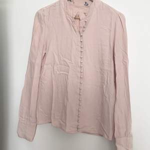 Super söt blus i gammal rosa med klädda knappar , passar utmärkt till sommaren då den är sval ☀️  Den är från SALT men etiketten är bortklippt 
