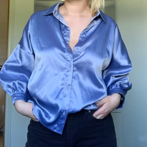 Blågrå skjorta med ballongärmar - Blågrå Skjorta med ballongärmar. Strl XL men passar en m-l. (Jag har vanligtvis m) säljer pga kommer aldrig till användning, fint skick!