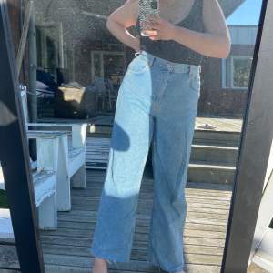 Säljer ett par jeans från Zara, storlek 44 men sitter snyggt lite oversized på mig som har storlek 40. Har klippt dom och dom är bra längd på mig som är 170🥰 Buda i kommentarerna eller köp direkt för 250kr