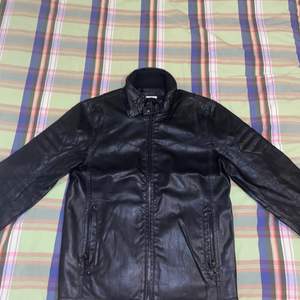 *Price can be discussed*                                                                                             Size: S. (Truly small for a slim look) Condition: 8/10 Color: Black Real authentic leather *For a real Bikers look” 