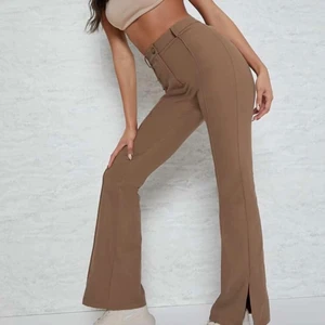 Kostymbyxor  - Fick hem dessa kostymbyxor igår men dem satt inte som jag ville. Dem är i storlek M. Jag har lite kortare ben vilket gjorde att dem inte satt som jag ville vid midjan. Dem är helt oanvända. Ordpris: 149