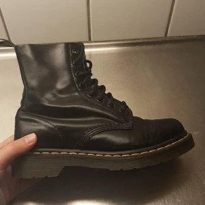 Dr Martens - Dr Martens boots i storlek 37. Bra skick, men märks att de är lite användna. Lite "rynkor" framtills som man får när man gått i dem. Säljer för att de är för små. Nypris ligger på 1995 kr men säljer för 600kr! (Damiga på bilderna men torkar såklart av dem innan de skickas)