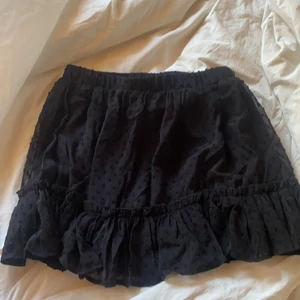 Svart kjol - Svart kjolen små prickar på, helt oanvänd då den inte passade mig (frakt inräknat i priset)🥰