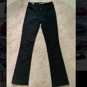 Jättefina och sköna svarta levis 715 bootcut jeans i storlek 25. Väldigt bra skick. Tar emot swish, köparen står för frakten:)