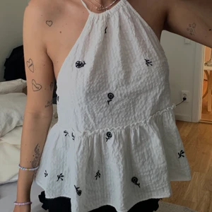 Vit topp - Supersöt vit utsvängd topp från Zara med band som man knyter i halsen och broderade blommor, perfekt till sommaren! Aldrig använd🤍